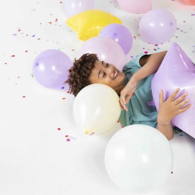 medium-shot-kid-playing-with-balloons